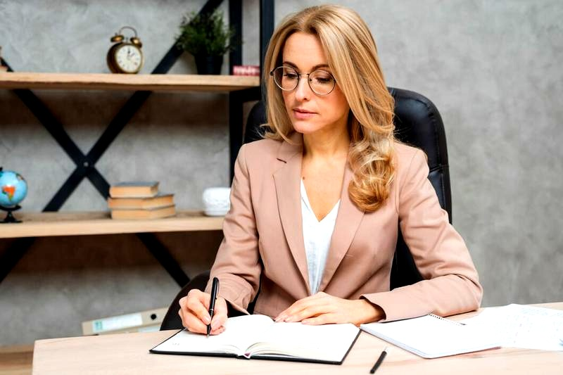Co po studiach prawniczych? 7 ścieżek kariery z dobrymi perspektywami