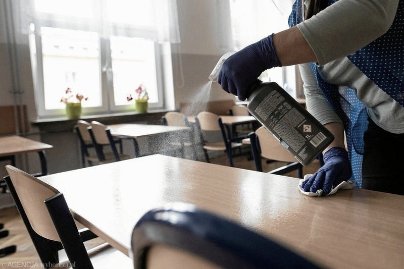 Czy sprzątaczka w szkole to pracownik oświaty? Status i prawa