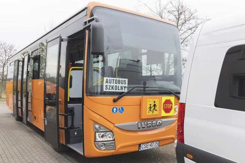 Gdzie można bezpiecznie zatrzymać autobus szkolny? Zasady zatrzymań, które musisz znać
