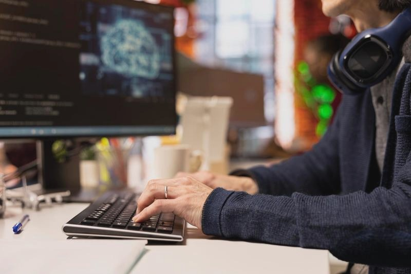 Ile zarabia informatyk po studiach? Zarobki na różnych stanowiskach w IT