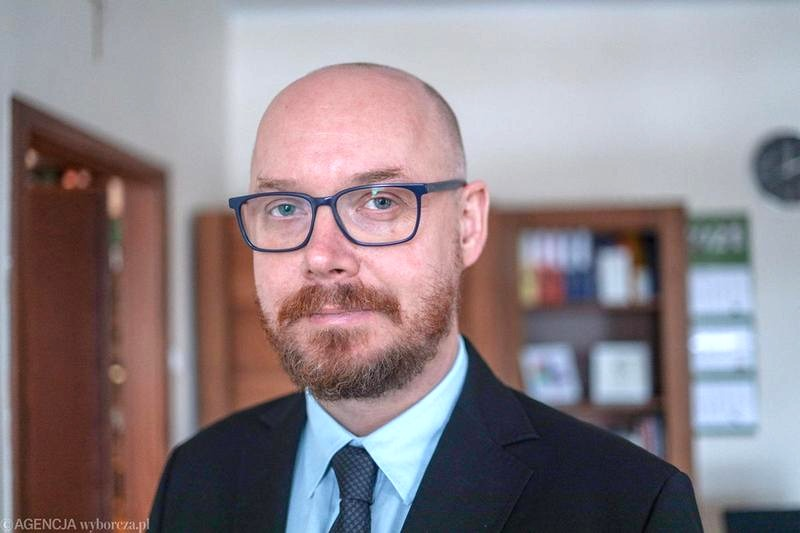 Ile zarabia kurator oświaty? Pensja, dodatki i widełki wynagrodzeń
