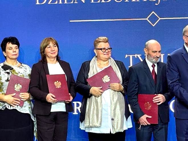 Ile zarabia profesor oświaty? Wynagrodzenie, dodatki i realne kwoty