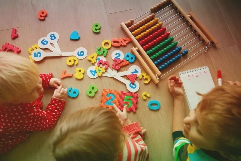 Odkrywanie świata liczb: zajęcia dodatkowe z matematyki w przedszkolu, które rozwijają umiejętności