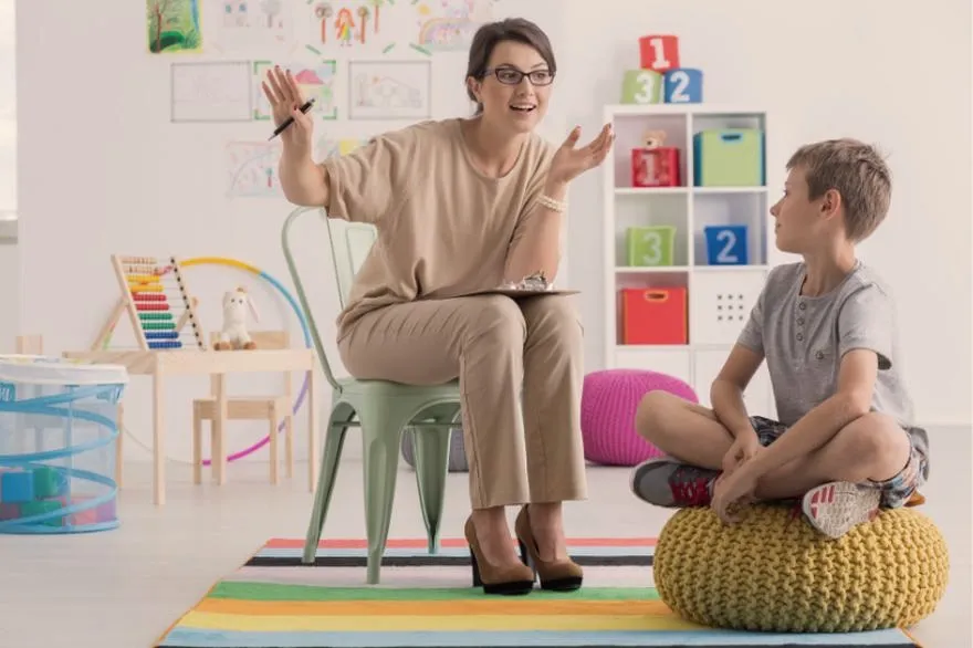 Pedagog szkolny jako twój cichy sojusznik – poznaj jego kluczowe zadania w szkole