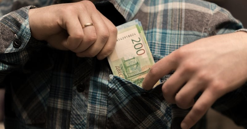 Pierwsza pensja po studiach: ile możesz zarobić na starcie kariery?