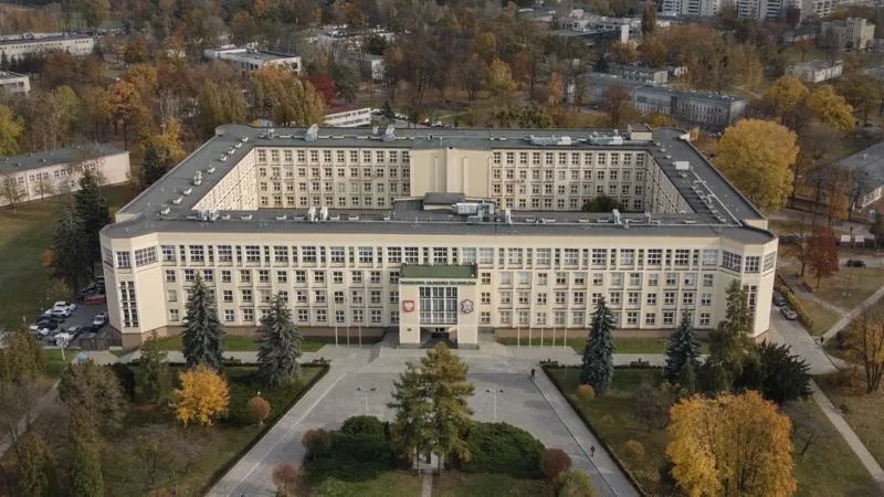 Praca po studiach wojskowych WAT: Jak zdobyć pewne zatrudnienie i czerpać korzyści?