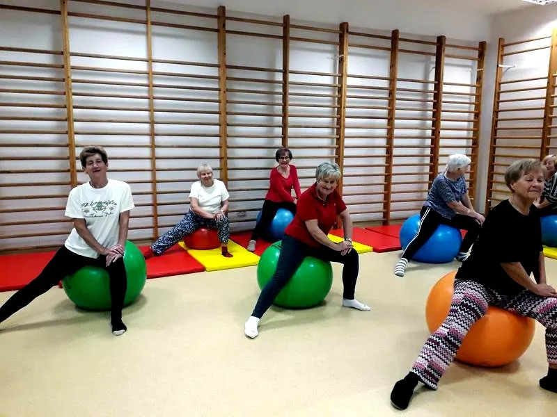 Zabawy i pomysły na zajęcia z seniorami, które wzmocnią ich radość i samopoczucie