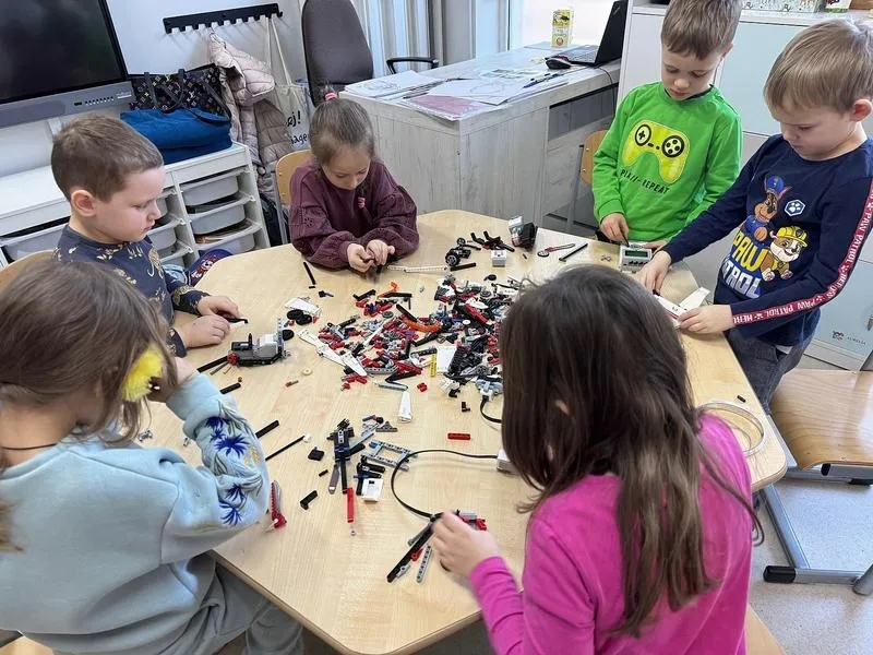 Zajęcia z robotyki w przedszkolu – jak wspierają rozwój dziecka